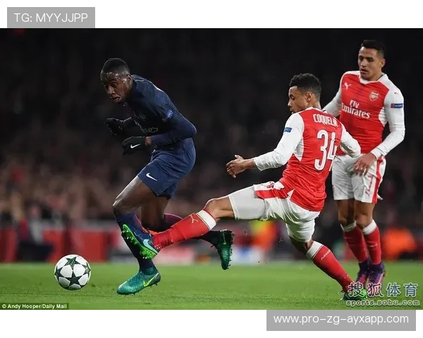 吉鲁角球点破对方禁区防线